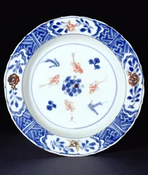 Assiette décorée en bleu sous glaçure avec des touches de rouge cuivre, fin de la dynastie Ming, vers 1630